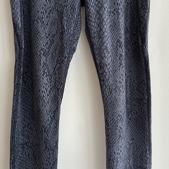 All In Motion Women's Snake Print Jacquard Leggings, Dark Grey, Size Medium - Picture 7 of 16